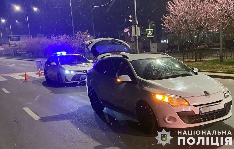 На пішохідному переході у Львові автомобіль збив школярку, дівчина у реанімації: фото з місця ДТП.