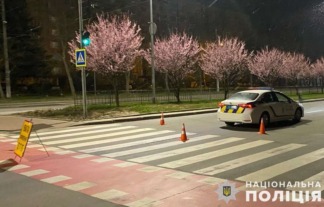 На пішохідному переході у Львові автомобіль збив школярку, дівчина у реанімації: фото з місця ДТП.