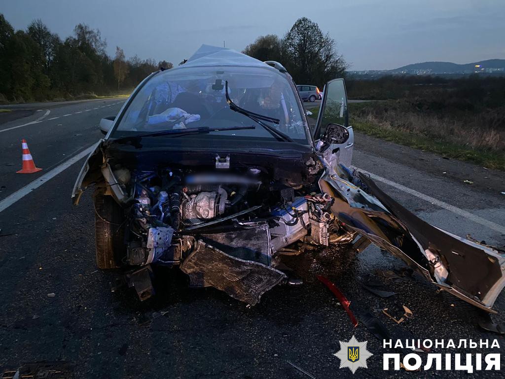 Біля Львова зіткнулися три автомобілі, двоє дорослих і дитина — у лікарні.