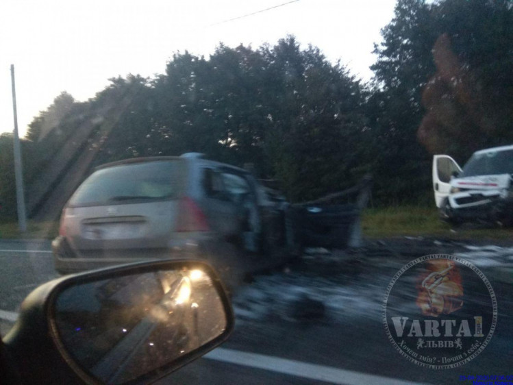 Недобрий ранок: біля Бартатова загинули двоє людей. Фото: Варта 1.