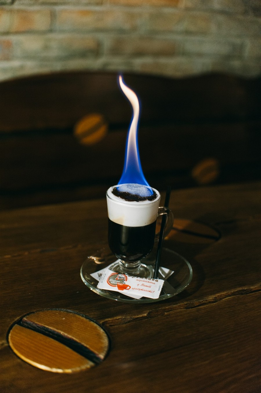«Гаряча смола» у львівській кав’ярні «Золотий дукат» – кава з вогником, яка розтопить навіть крижане серце. Фото: volyn.tabloyid.com 