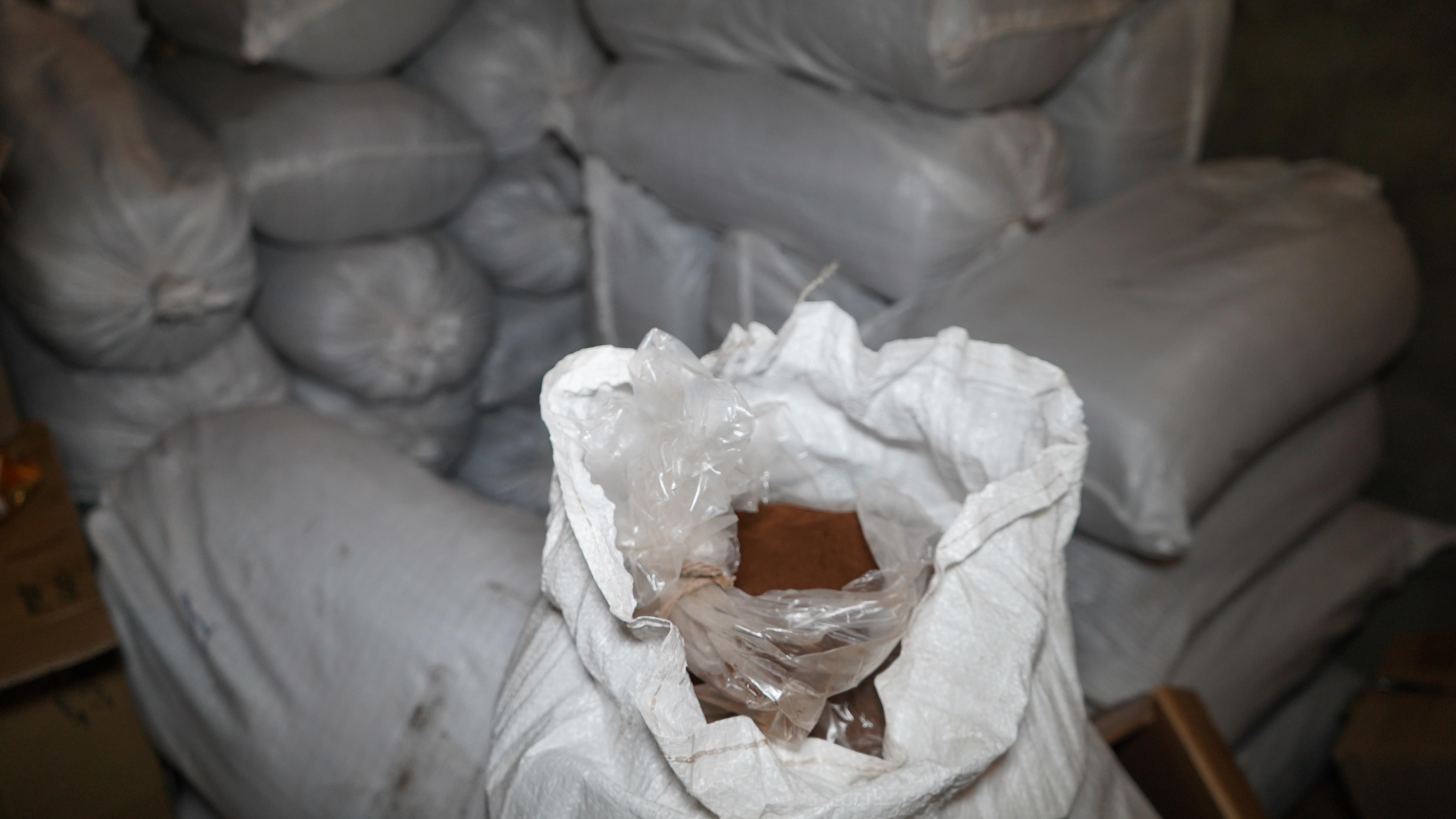 На Львівщині викрили масштабну схему виробництва фальсифікованих продуктів. Фото: Кіберполіція України