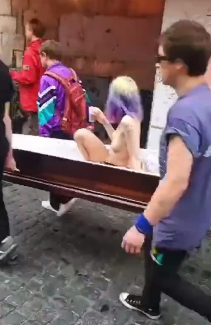 Центром Львова носили у труні голу дівчину. Фото: скріншот із відео
