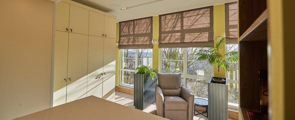 Не лише в коридорах: де в українських лікарнях можуть перебувати батьки хворих дітей.