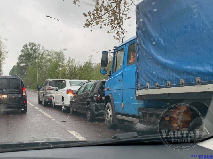 У Львові зіткнулися п’ять автомобілів. Фото "Варта 1".