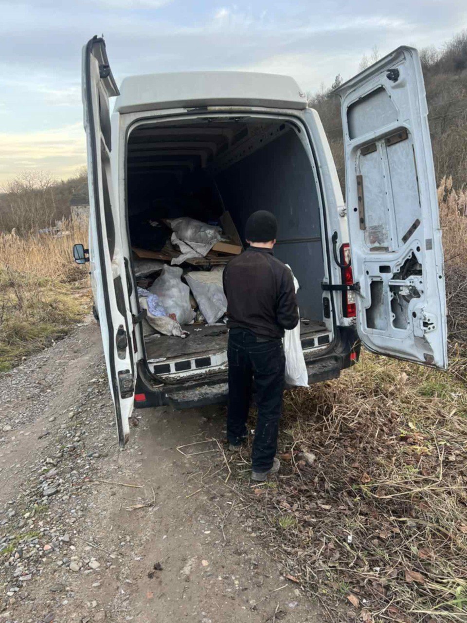 Львів'янин втрапив у фотопастку під час викидання сміття біля дороги.
