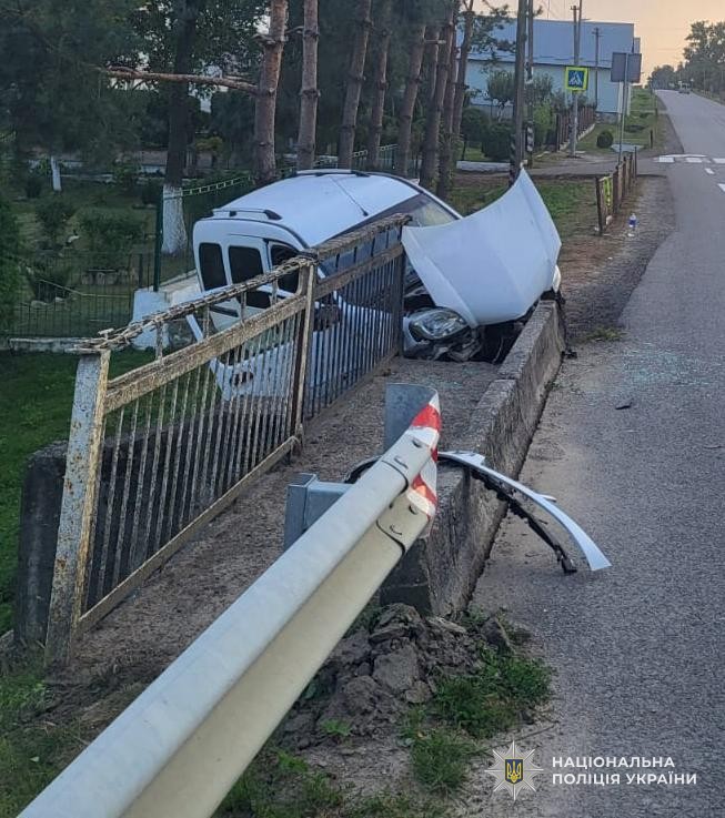 Біля Дрогобича водій не впорався з керуванням і вʼїхав у міст: фото