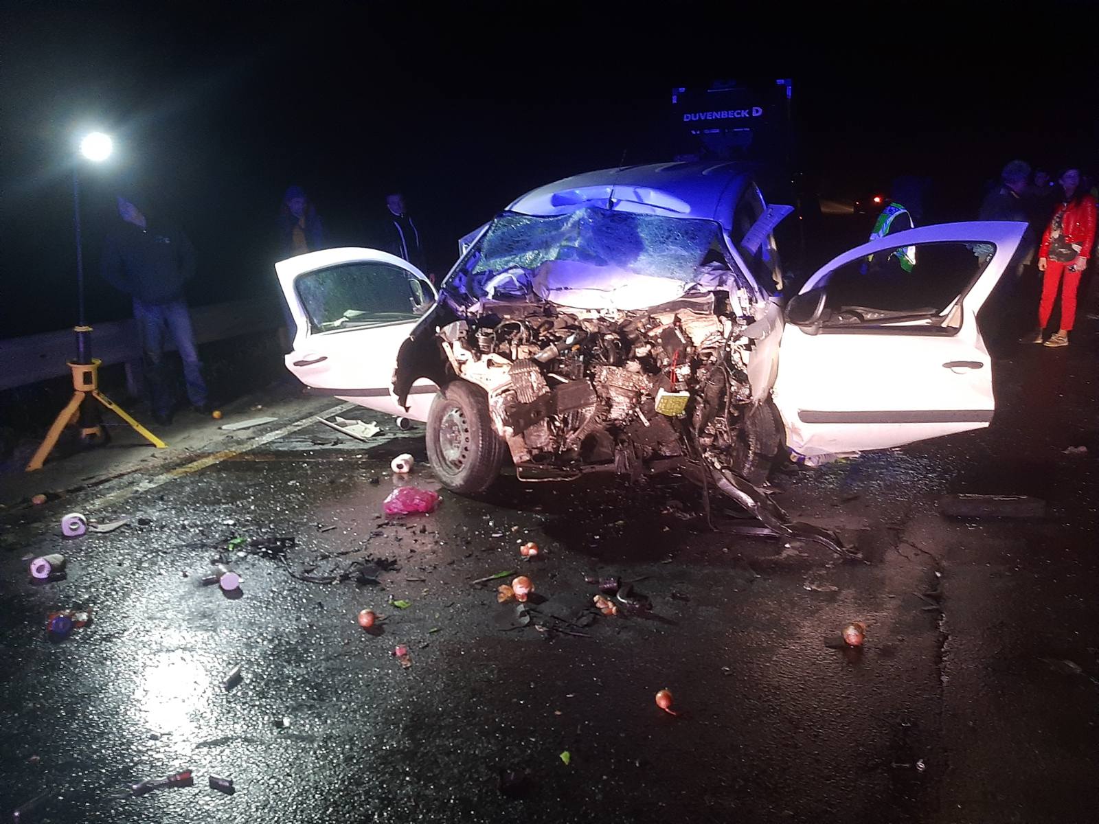 Біля міста Сколе фура розчавила легковий автомобіль, загинули двоє людей. Фото: ДСНС Львівщини.