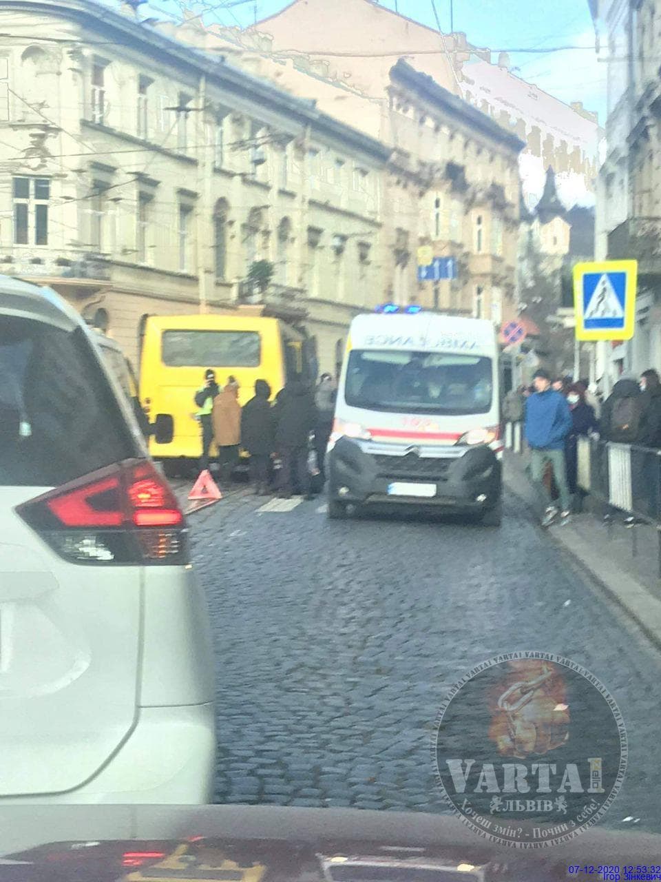 На Франка у Львові автомобіль збив жінку. Фото: Варта 1