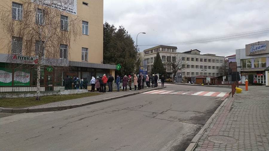 На Львівщині – довжелезні черги до банкоматів.