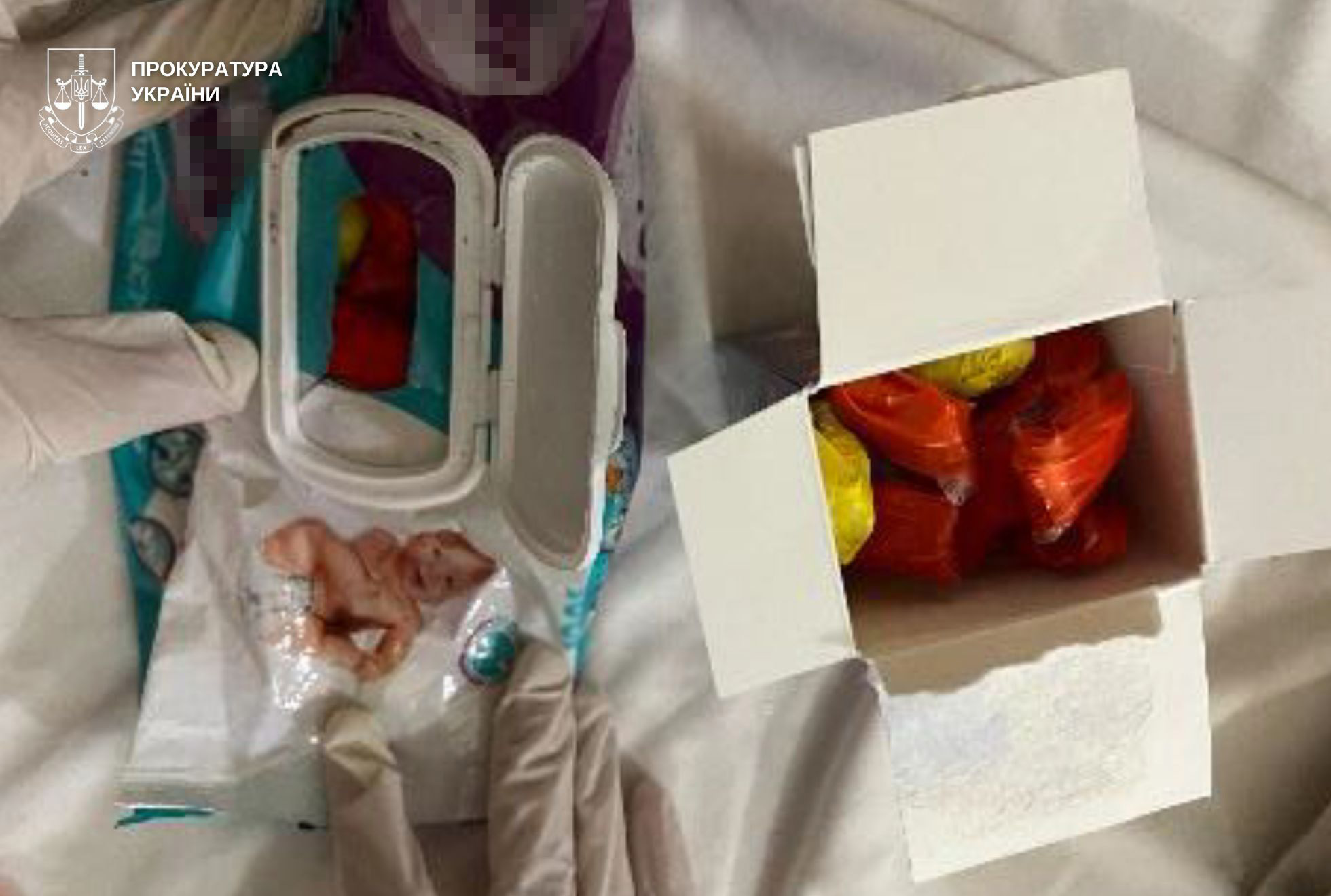 У Львовів 22-річна полтавка з 5-річною донькою ховали «закладки» поблизу дитячих майданчиків: фото.