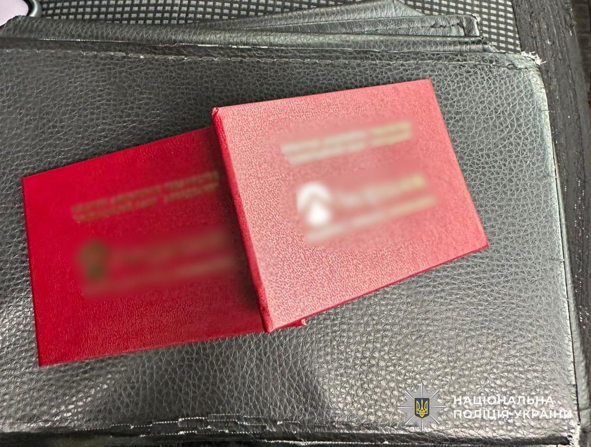 На Закарпатті затримали мікроавтобус львівських інкасаторів із чоловіками у капсулі.