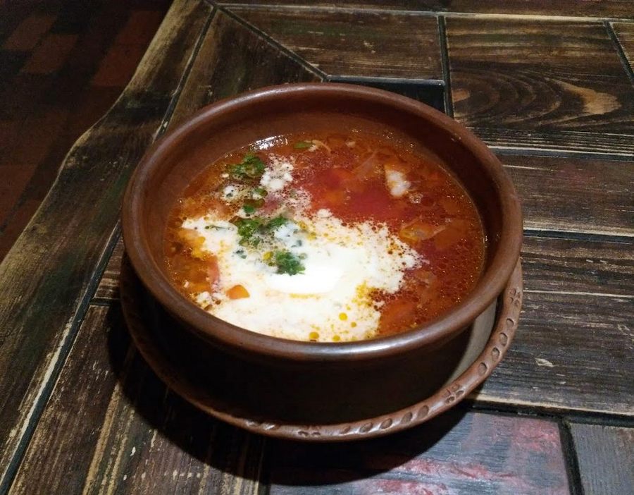 Ресторан «Трапезна Ідей» у Львові готує безкоштовні обіди для переселенок і дітей.