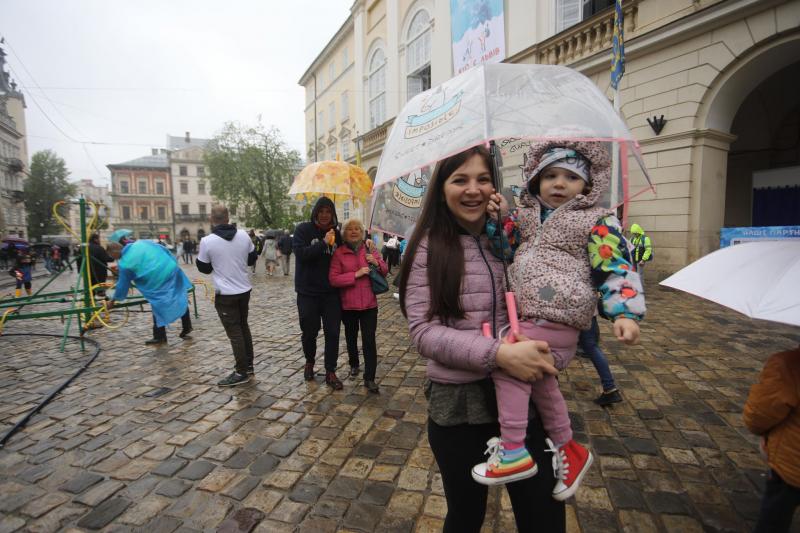 На площі Ринок у Львові відзначають Поливаний понеділок. || Фото: city-adm.lviv.ua.