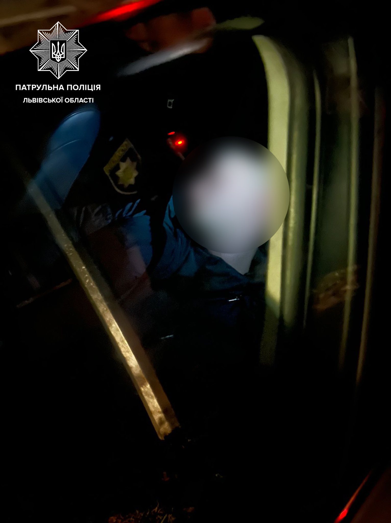 У Львові п'яний водій вʼїхав в огорожу, загубив номерний знак, втік і заснув: фото.