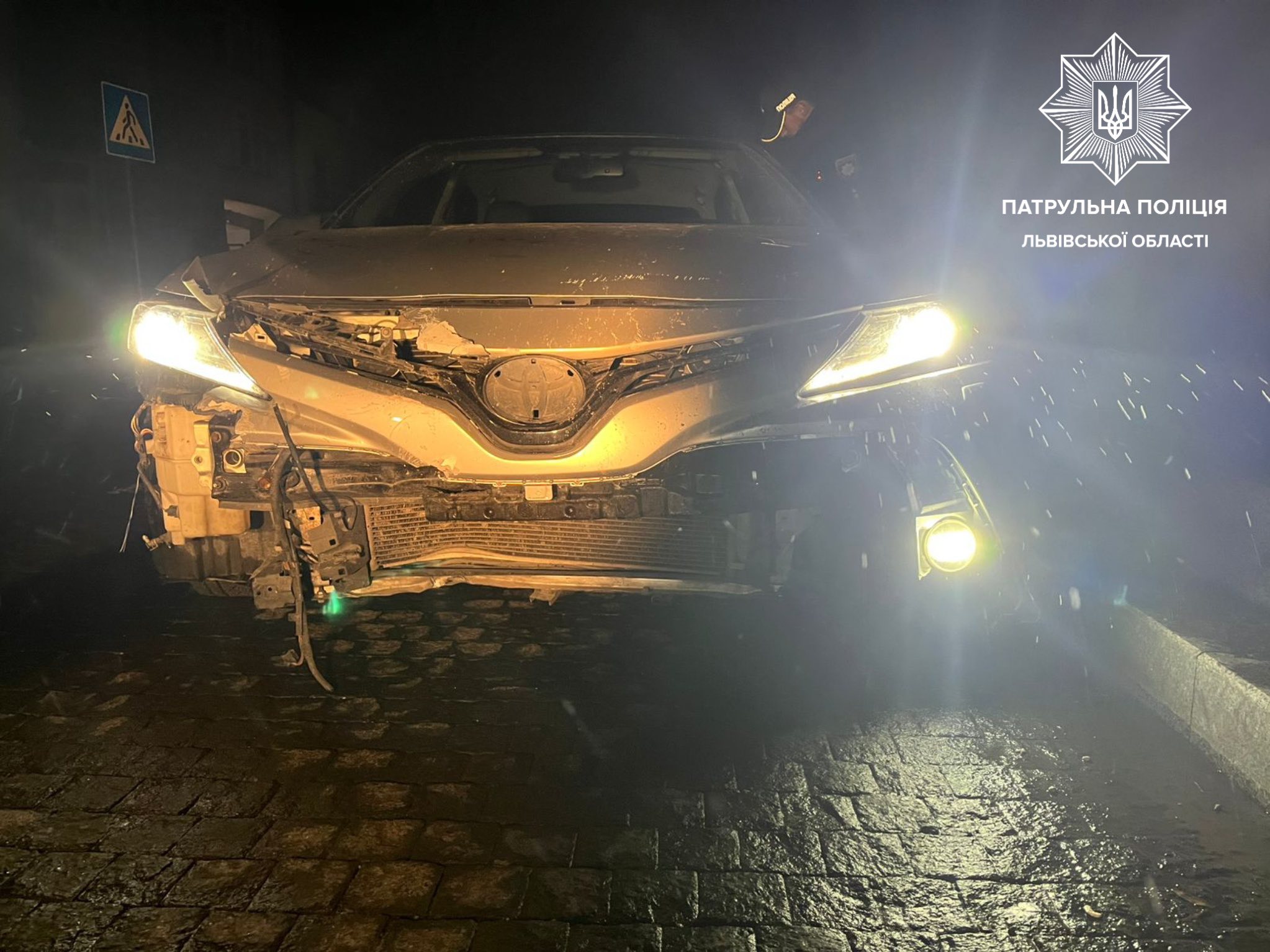 У Львові п'яний водій вʼїхав в огорожу, загубив номерний знак, втік і заснув: фото.