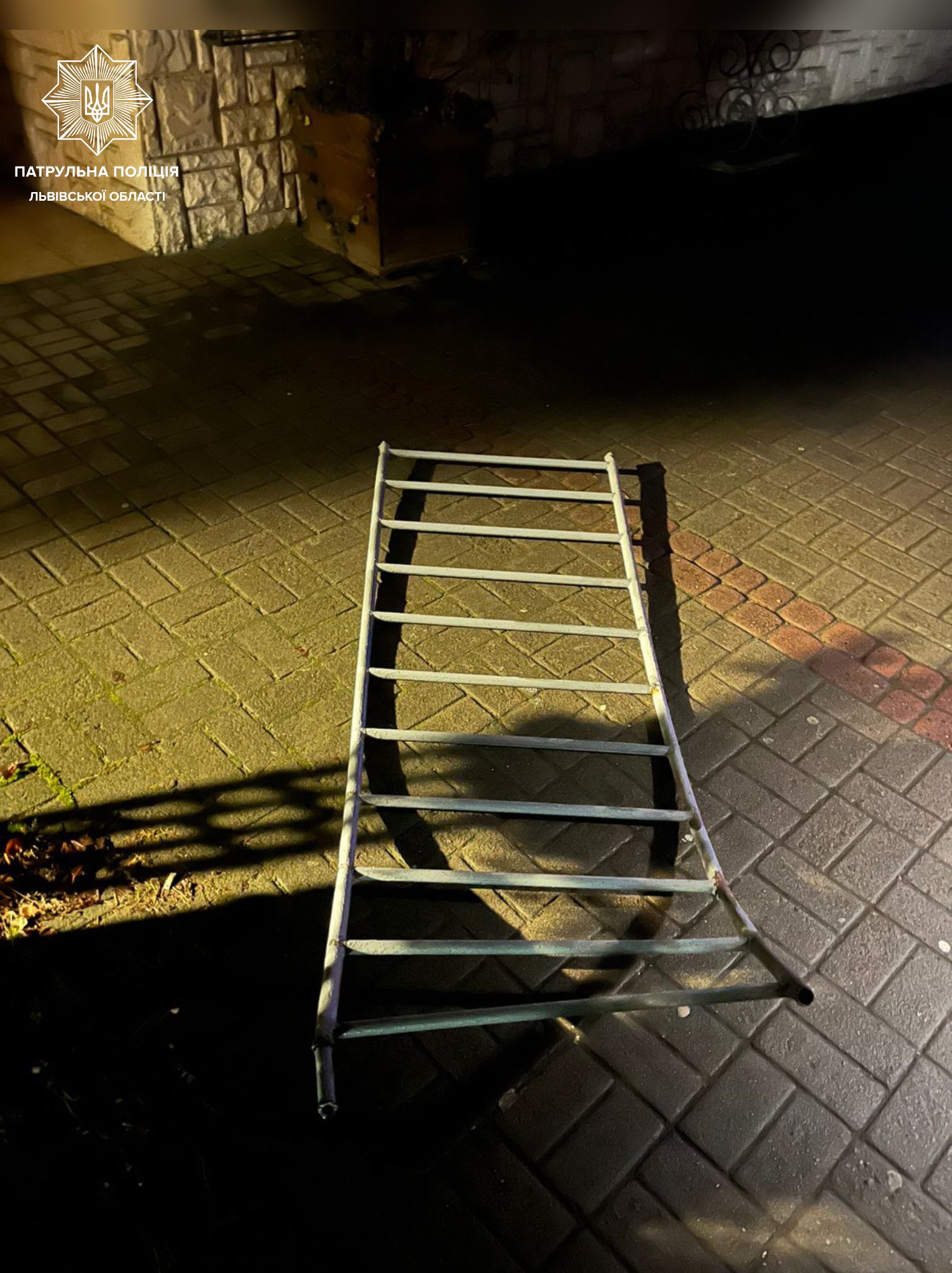 У Львові п'яний водій вʼїхав в огорожу, загубив номерний знак, втік і заснув: фото.