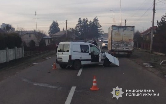 Біля Стрия мікроавтобус зіткнувся з мінівеном, є жертви: фото з місця ДТП.