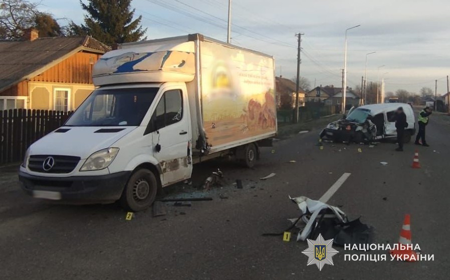 Біля Стрия мікроавтобус зіткнувся з мінівеном, є жертви: фото з місця ДТП.