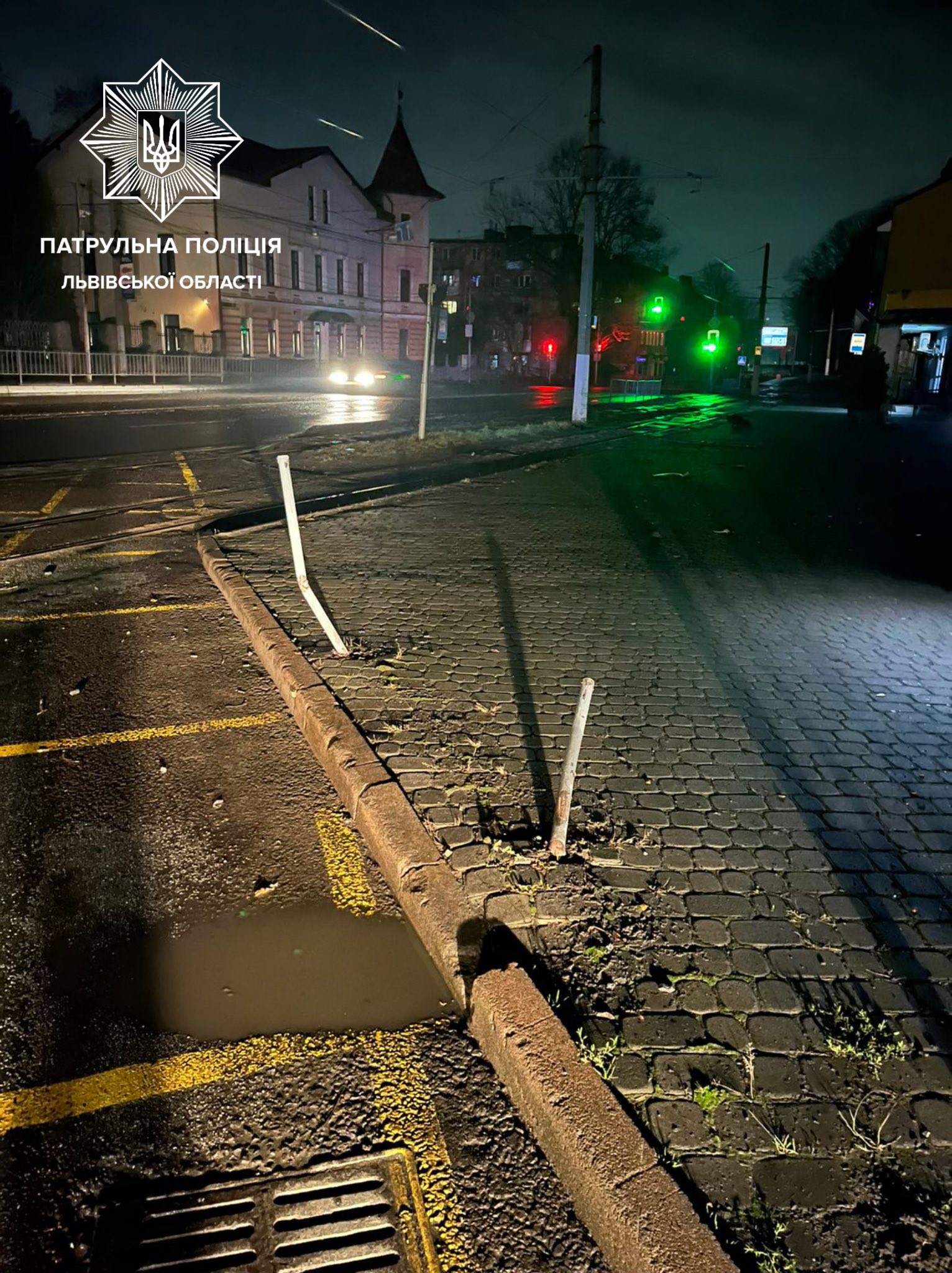 У Львові п'яний водій вʼїхав в огорожу, загубив номерний знак, втік і заснув: фото.