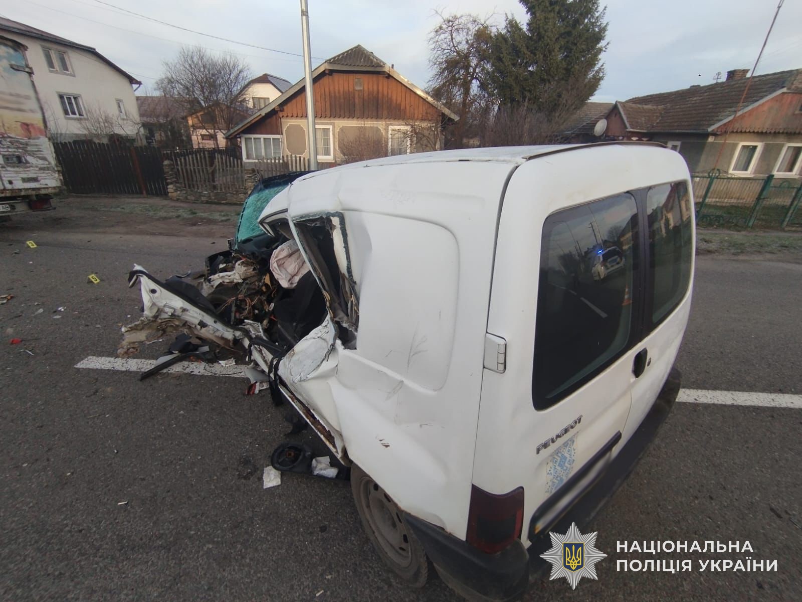 Біля Стрия мікроавтобус зіткнувся з мінівеном, є жертви: фото з місця ДТП.