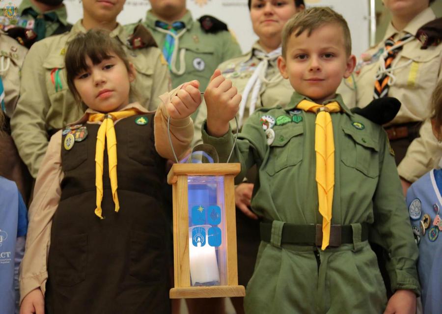 До Львова привезли Вифлеємський Вогонь Миру