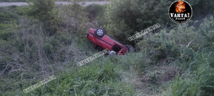 Біля Малехова автомобіль розтрощив відбійник і перекинувся у кювет. Фото: Варта 1.