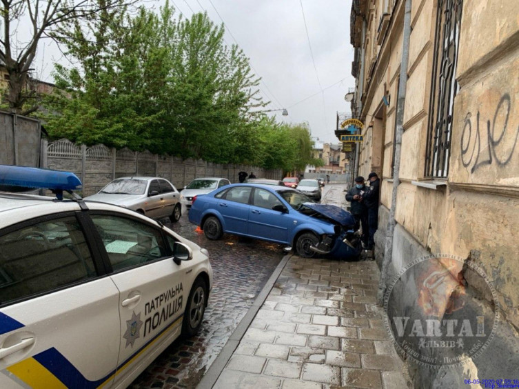 У центрі Львова автомобіль врізався в старовинну кам&rsquo;яницю. Фото "Варта 1".