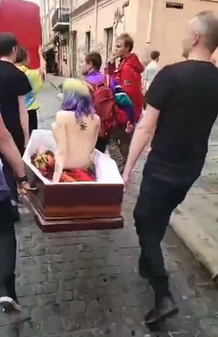 Центром Львова носили у труні голу дівчину. Фото: скріншот із відео