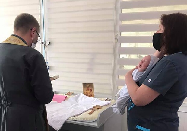 Малюка, якого у травні залишили у львівському "вікні життя", всиновили. Фото: Дитяча лікарня на Орлика. Львів/Фейсбук