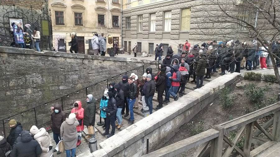 Черга у Львові у «Реберню під Арсеналом»