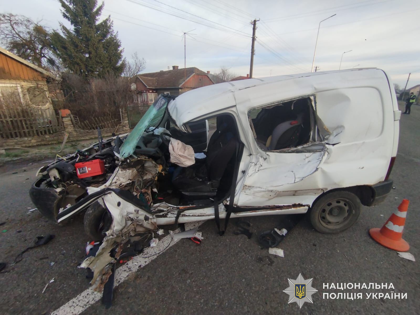 Біля Стрия мікроавтобус зіткнувся з мінівеном, є жертви: фото з місця ДТП.