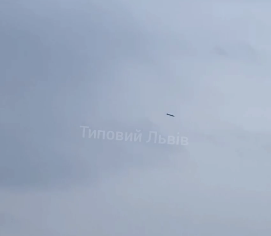 Фото ворожої ракети над Львовом.