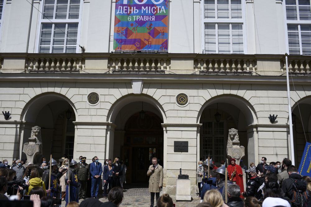 Львову &ndash; 765: на площі Ринок відбулась урочиста церемонія почесної варти. Фото: Львівська міська рада.