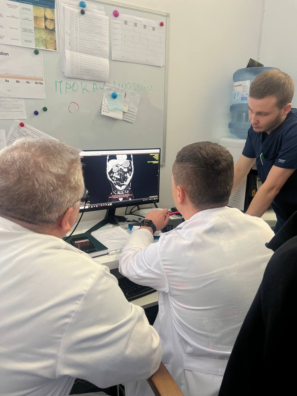 На Львівщині персикова кісточка ледь не вбила чоловіка.