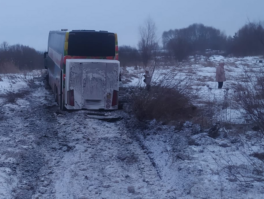 Біля Львова потрапив у ДТП рейсовий автобус.