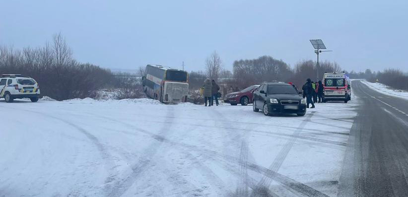 Біля Львова потрапив у ДТП рейсовий автобус.