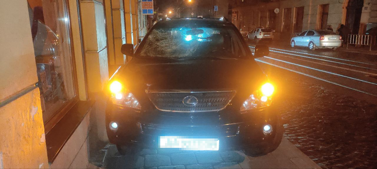 На пішохідному переході у Львові водій Lexus насмерть збив чоловіка, тіло відкинуло на кількадесят метрів.