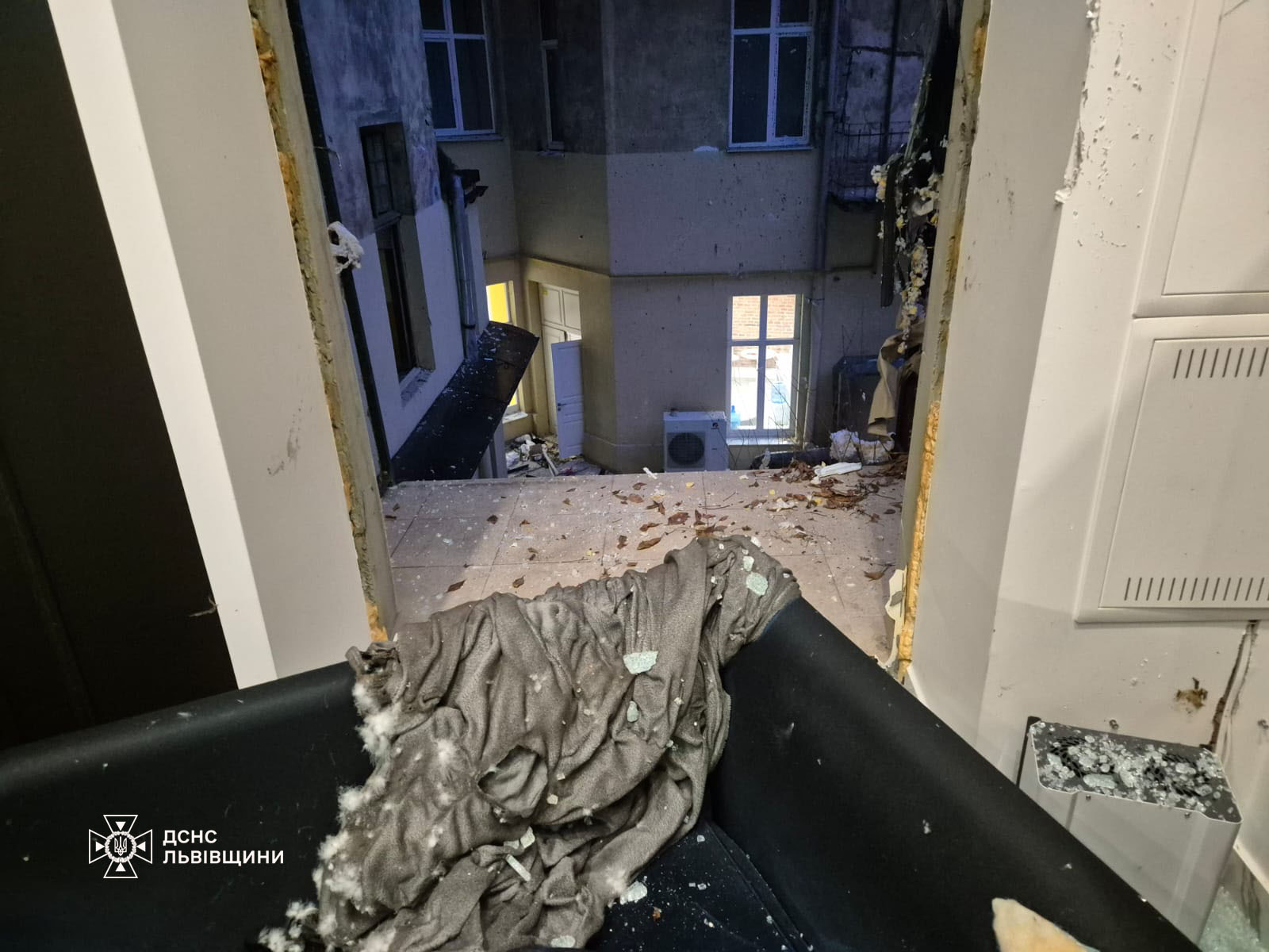 У будинку в центрі Львова вибухнув газ, є постраждалі: фото.