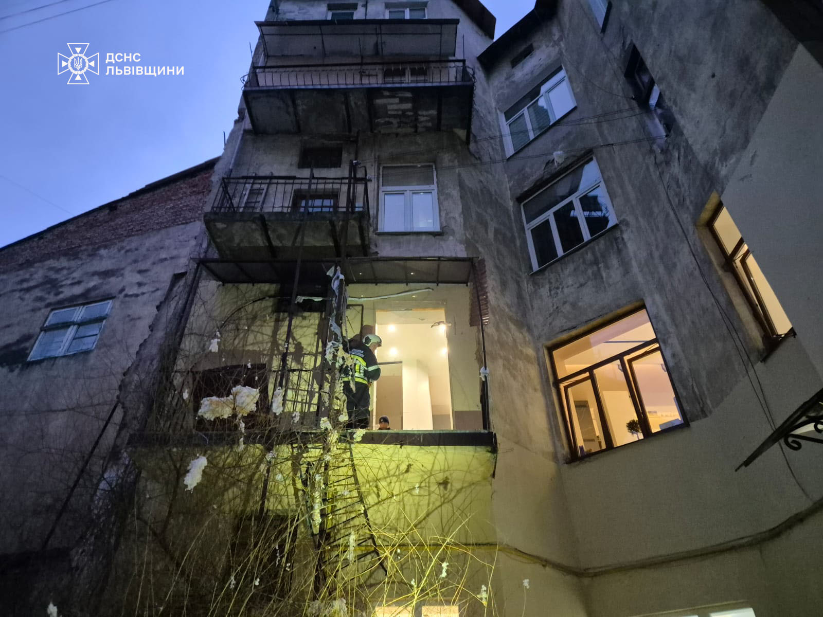 У будинку в центрі Львова вибухнув газ, є постраждалі: фото.
