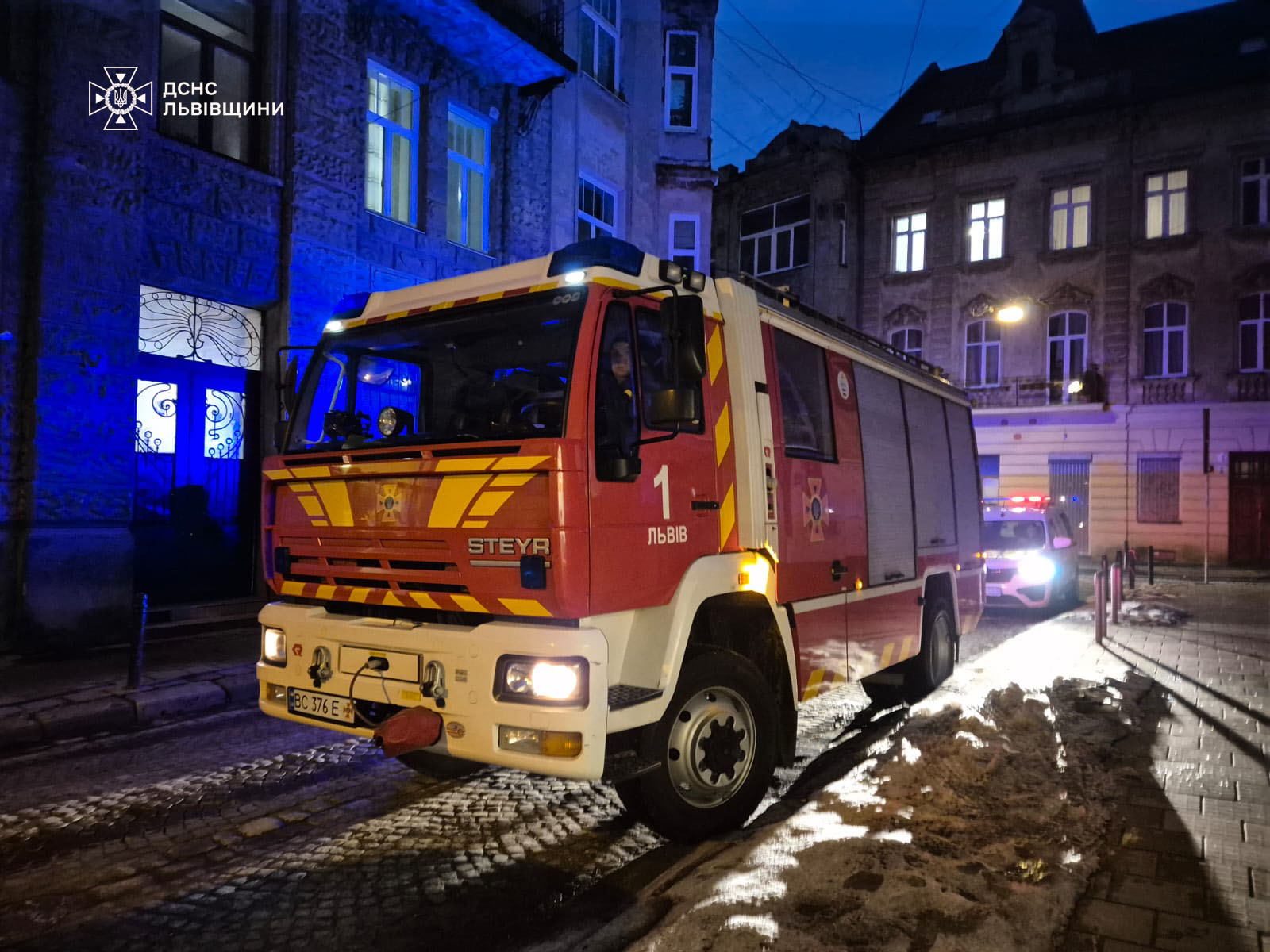 У будинку в центрі Львова вибухнув газ, є постраждалі: фото.