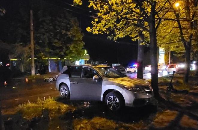 У Львові 37-річний мотоцикліст зіткнувся з позашляховиком — фото з місця ДТП.