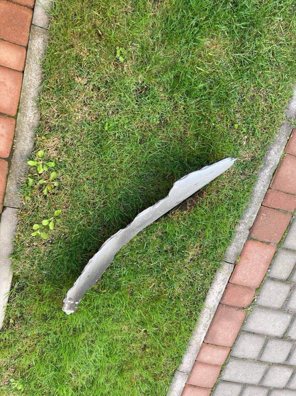 Уламок ракети на газоні одного з подвір'їв Львівщини.