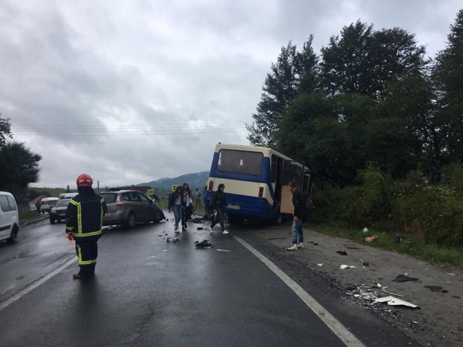 На Львівщині потрапив в аварію автобус з 22 пасажирами: є жертви. Фото: поліція Львівщини. 