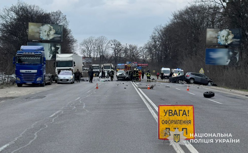У Дублянах під час ДТП вибухнув автомобіль, є жертви: фото з місця трагедії.