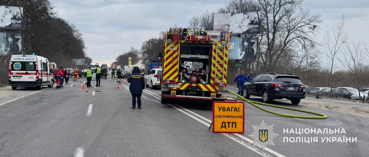 У Дублянах під час ДТП вибухнув автомобіль, є жертви: фото з місця трагедії.
