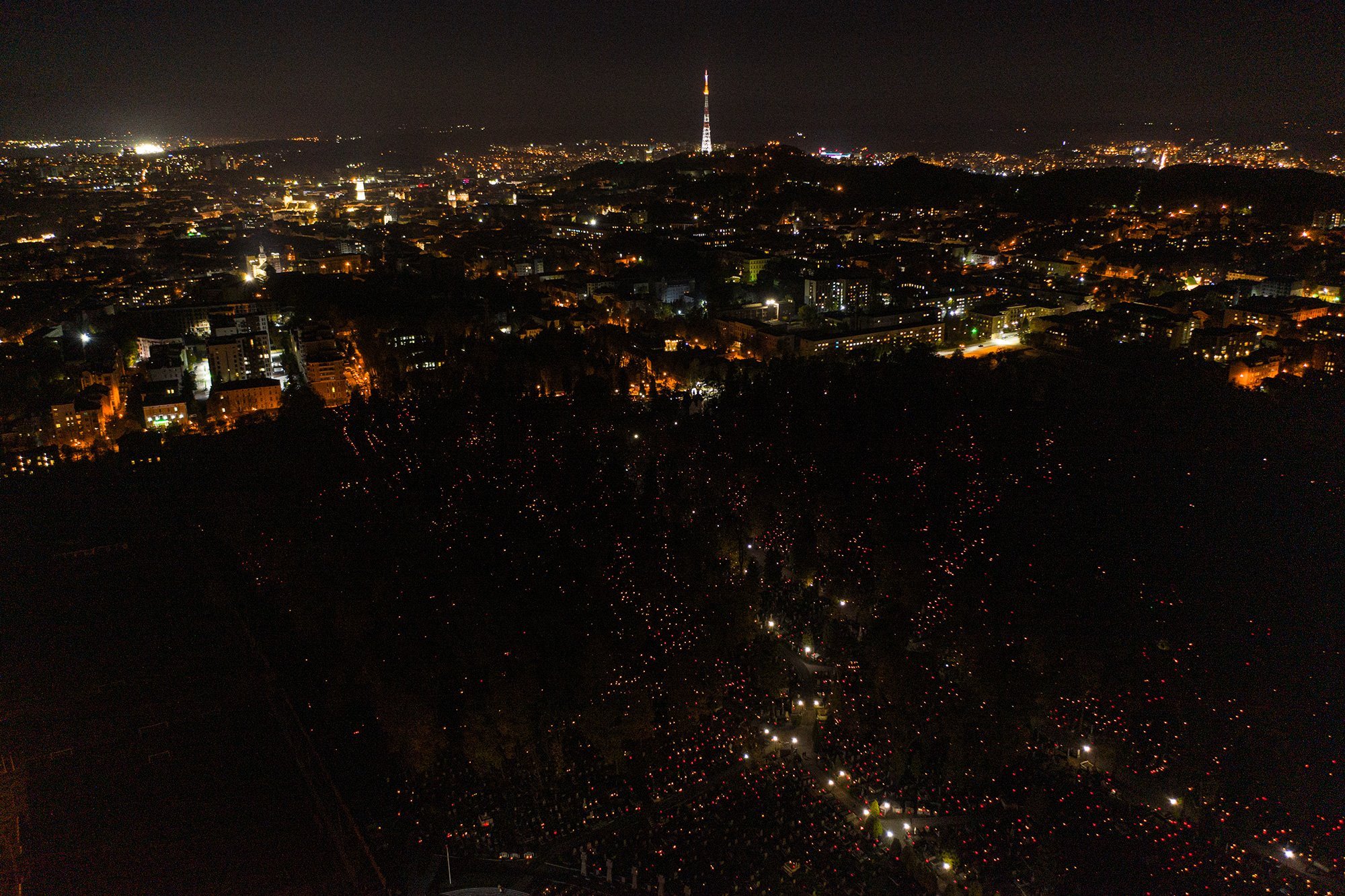 У День всіх святих на Личаківському цвинтарі запалили тисячі лампадок. Фото: Ярослав Іваночко.