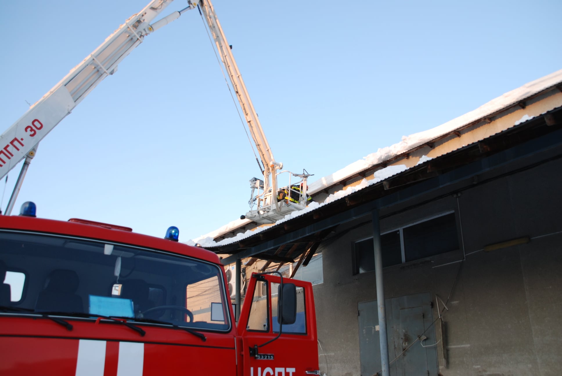 Через обвал даху семеро львів'янок опинилися у пастці. Фото: ДСНС у Львівській області