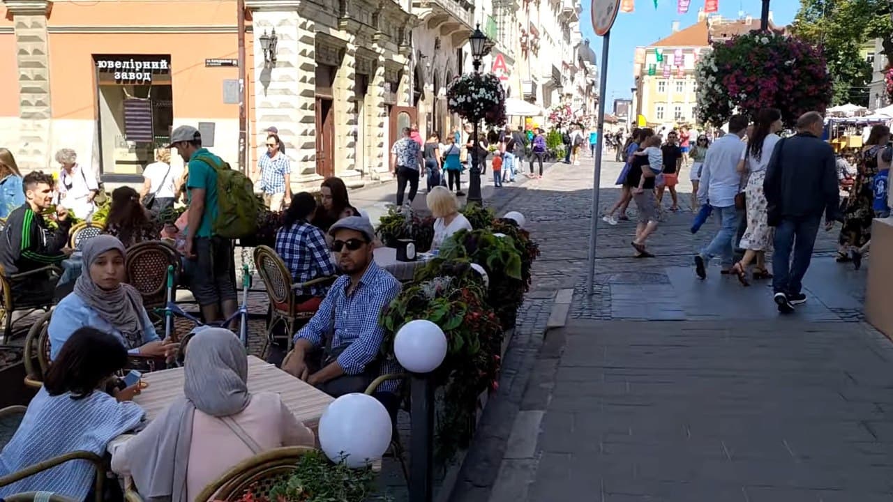 Як розважаються туристи з Саудівської Аравії у Львові. Фото: Юрій Богун