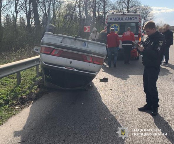 На Львівщині водій перекинув автомобіль на дах і загинув: фото з місця ДТП.